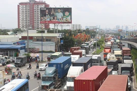 Xa lộ Hà Nội kẹt cứng do va chạm nhỏ