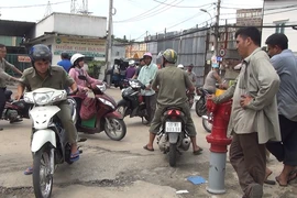 Tên cướp bỏ xe chạy bộ khi bị người phụ nữ truy đuổi