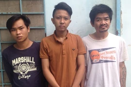 Cô gái bị 3 thanh niên rút roi điện đe dọa rồi cướp xe