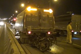 Exciter tông đuôi xe quét đường, 2 người tử vong