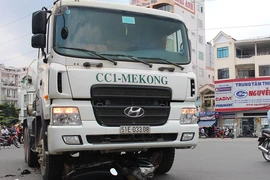 Người đàn ông 60 tuổi bị xe bồn cán qua chân