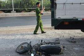 Xe tải tông dải phân cách, người đàn ông bị vạ lây
