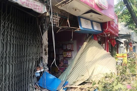 Container mất lái húc 3 nhà dân ở TP.HCM