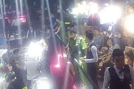 Cảnh sát cùng chó nghiệp vụ đột kích quán bar ở TP.HCM