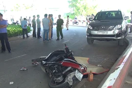 Thi thể người đàn ông cạnh chiếc xe máy ven đường
