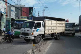 Xe tải mất thắng ở Bình Tân làm người dân hoảng vía