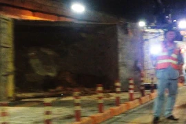 Xe chở đất lật trong hầm Thủ Thiêm