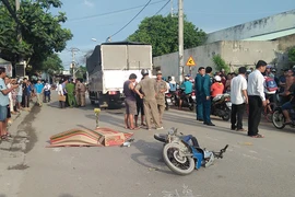 Cụ ông đi đón cháu bị xe tải cán tử vong