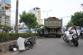 Xe ben húc văng ô tô 4 chỗ trên đường Cộng Hòa