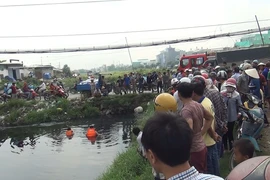 Xe tay ga trôi dưới kênh Nước Đen chưa rõ nguyên nhân