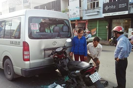 Chạy vào làn ô tô, xe máy dính chặt đuôi xe khách