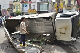 Xe tải mất phanh, lật trên cầu Nguyễn Văn Cừ