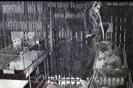 Thanh niên đu dây đột nhập cửa hàng điện thoại 