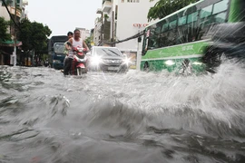 Mưa như trút nước ngày cuối tuần, đường phố lại ngập