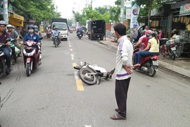 Xe máy húc văng người đàn ông đi bộ qua đường 