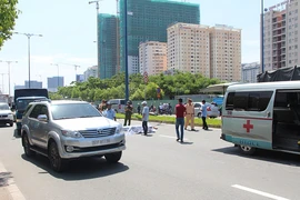 Đâm vào con lươn, một phụ nữ bị xe cán tử vong