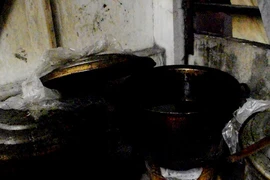 Cả ngàn chai dầu ăn mất vệ sinh sắp bán về miền Tây