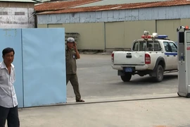 Tường trong nhà kho đổ sập đè chết 2 công nhân