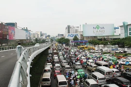 Kẹt xe chưa từng có ở Tân Sơn Nhất, dù mới xây cầu vượt