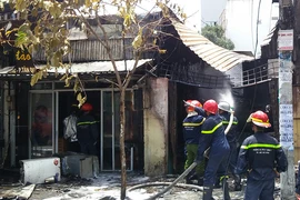 Hỏa hoạn thiêu rụi 3 cửa hàng ở quận 7