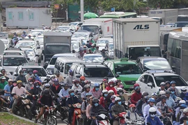 Quanh Tân Sơn Nhất lại kẹt từ sáng tới trưa