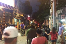 Cảnh sát nổ súng ở quận 1 khống chế thanh niên hung hãn