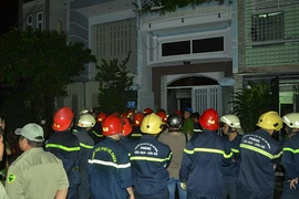 8 người mắc kẹt trong đám cháy, 2 người thương vong