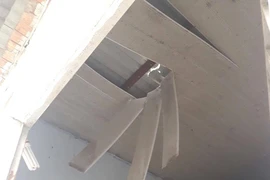 Khối bê tông rơi trúng phòng 2 chị em đang ngủ