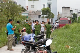 Thấy thi thể bé trai sơ sinh nhưng hôm sau mới báo