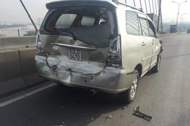 Xe tải chạy trốn sau khi tông liên hoàn trên cầu Phú Mỹ