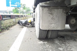 Người phụ nữ bị xe container cuốn vào gầm