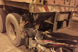 Xe máy chạy làn ô tô, tông thẳng vào đuôi container