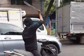 Kẻ chém kính ô tô ở Sài Gòn khai 'do bị ép xe khi chạy'