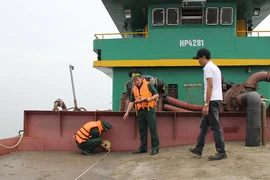 Bắt 4 tàu hút cát lậu trên biển Cần Giờ