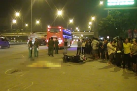 Xe khách cán chết người đàn ông đi xe máy trong đêm