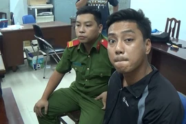 Người phụ nữ ngồi trong ô tô bị cướp giật mất túi vàng