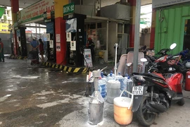 Cửa hàng xăng dầu bốc cháy, dân hốt hoảng tháo chạy