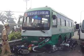 Xe buýt mất thắng cuốn nhiều xe máy ở dốc cầu Bình Điền