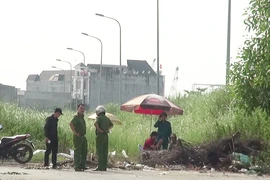 Người đàn ông cháy đen ở bãi cỏ quận 9
