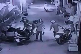 Camera ghi cảnh cướp xe máy táo tợn ở quận Tân Phú