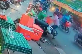 Grabike bị đánh vì không vượt đèn đỏ theo lời thượng đế