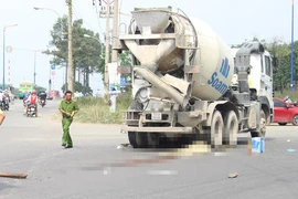Trên đường đi làm, nữ công nhân bị xe bồn cuốn vào gầm