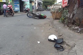 Tông vào ô tô, nam thanh niên bị kính vỡ cứa trúng cổ