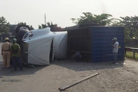 Quận 9: Container lật nhào, thùng hàng văng vào xe tải