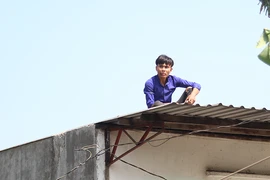 Cảnh sát nhiều giờ giải cứu thanh niên nghi ngáo đá