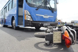 Băng qua đường Phạm Văn Đồng, bị xe buýt tông văng 10 m