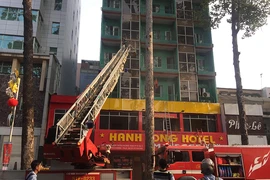 Cháy khách sạn ở quận 5, 19 người mắc kẹt