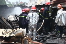 Cháy xưởng gỗ ở quận 12, dân hô hoán dập lửa