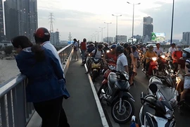 Bỏ lại xe máy, người đàn ông nhảy cầu Sài Gòn mất tích