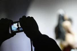 Dùng clip sex tống tiền bạn tình đồng tính 56 tuổi